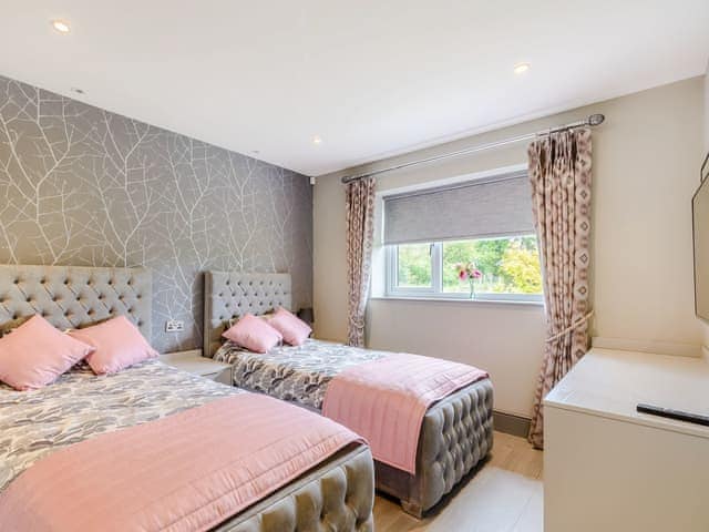 Twin bedroom | Willows Cottage - Shreyas Cottages, Clayton Le Dale