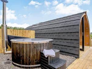 Hot tub | Llain Farm- Gwennol - Llain Farm, Llanboidy, near Laugharne