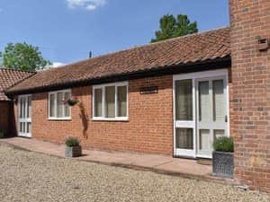 Exterior | Coachman&rsquo;s Cottage - Yaxley Manor Cottages, Yaxley near Eye