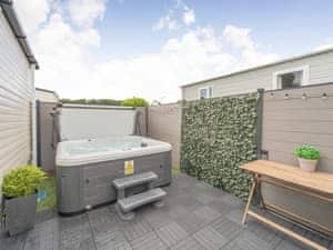 Hot tub | Apple Tree Lodge, Felton