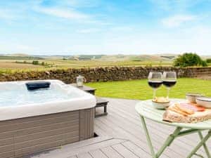 Hot tub | South Riccalton Farm Cottage, Jedburgh