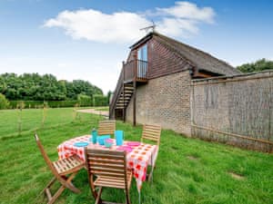 Exterior | Cosy Country Lodge - Cosy Country Lodge and Tudor Farmhouse, High Halden, near Tenterden