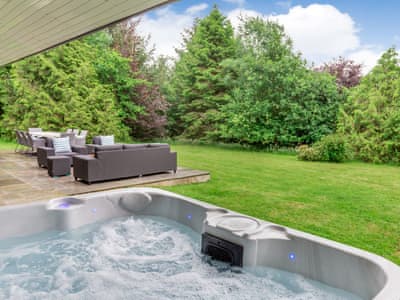 Hot tub | Oak Lodge - Forest Lakes, Bideford