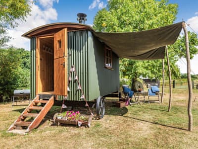 Exterior | The Kingfisher - Longwool Shepherds Huts, Old Woodhall