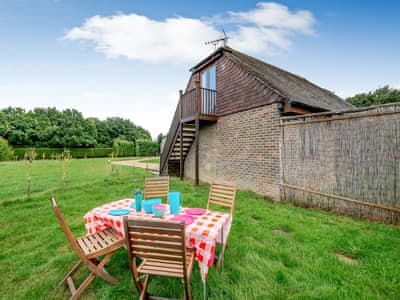 Exterior | Cosy Country Lodge - Cosy Country Lodge and Tudor Farmhouse, High Halden, near Tenterden