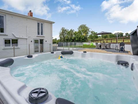 Hot tub | Penlon Cwrws, Henllan