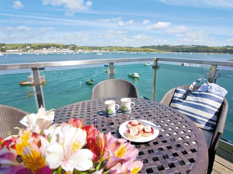 Serve breakfast or lunch on the sunny roof terrace | Shorewaters, Appledore, near Bideford