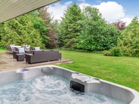 Hot tub | Oak Lodge, Forest Lakes - Forest Lakes, Bideford