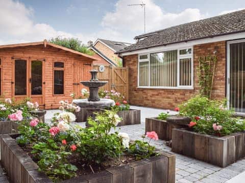 Exterior | Mona&rsquo;s Bungalow, Wellesbourne, near Stratford-Upon-Avon