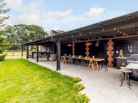 Outdoor area | Walnut Tree Barn, Barnham