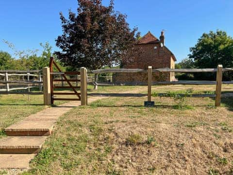 Exterior | The Lodge, Goose Green, Pulborough