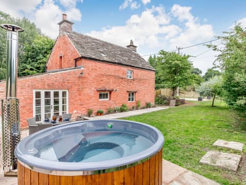 Hot tub | Pontysgob Cottage, Abergavenny