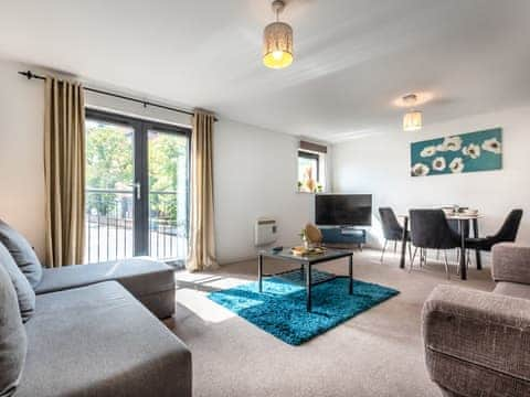 Living room/dining room | Renta Apartments 4 - 4 - Whitestar Apartments, Southampton