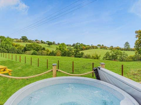 Hot tub | Brook Valley Glamping-Oak - Brook Valley Glamping, Llanfair Caereinion