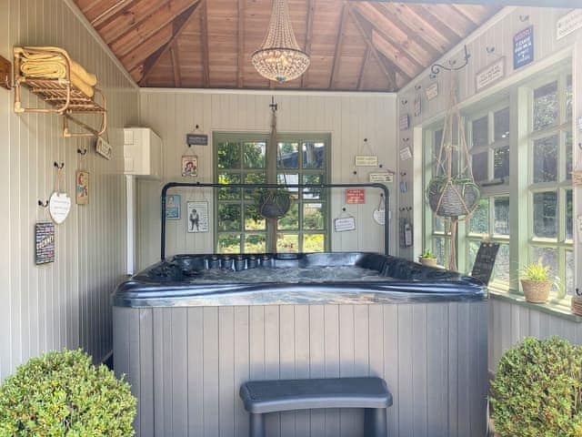 Shared hot tub | Bluebell Cottage, Chestnut Cottage - The Cottages, Hawley, near Dartford