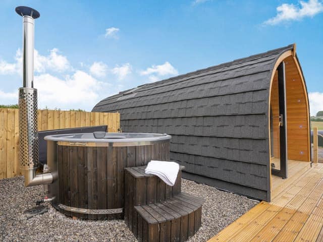 Hot tub | Llain Farm- Barcud - Llain Farm, Llanboidy, near Laugharne