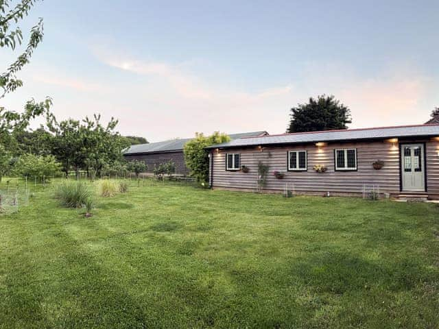 Garden | Snowdrop Lodge - Chicken Shed Lodges, Ashford