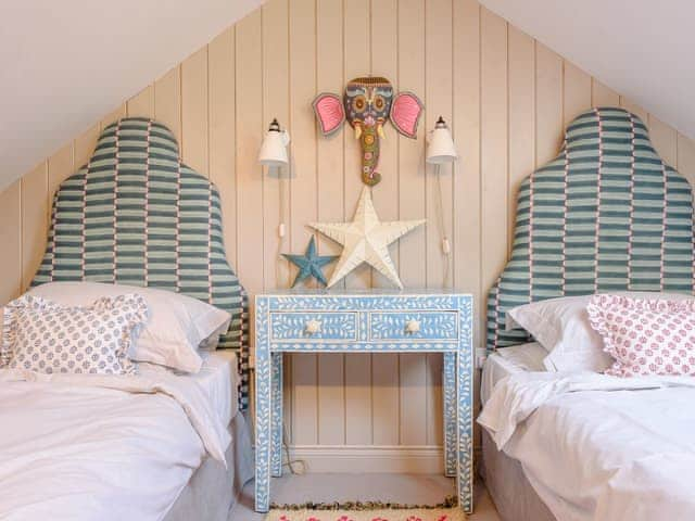 Twin bedroom | The Barn, Shipton Under Wychwood