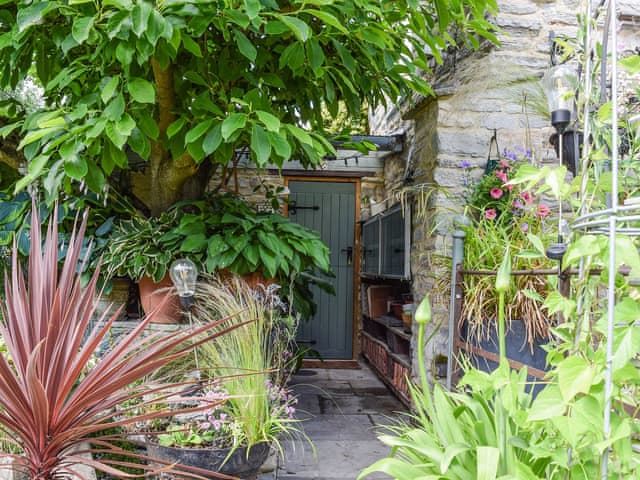 Sitting-out-area | Stable Cottage, Bidford-On-Avon- near Stratford -Upon -Avon