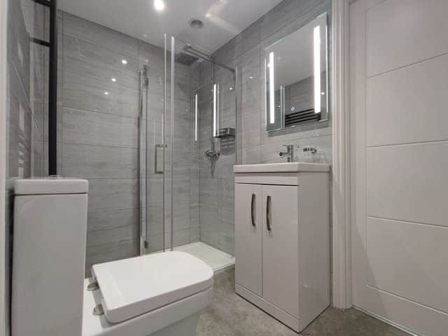 Shower room | Apartment 8 Barton Manor - Barton Manor, Pagham