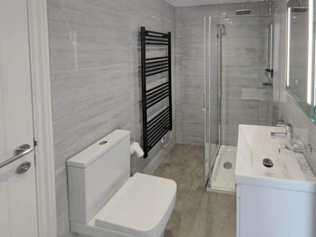 Shower room | Apartment 8 Barton Manor - Barton Manor, Pagham