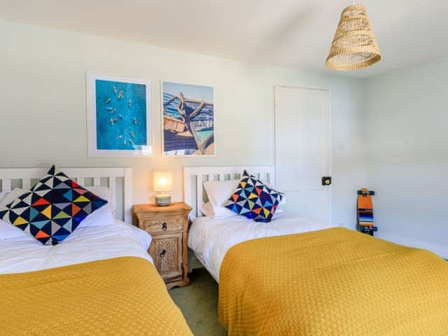 Twin bedroom | Samphire Cottage, Lyme Regis