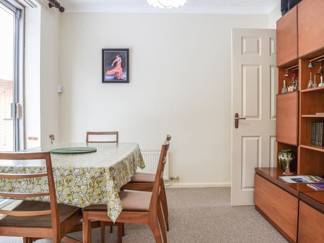 Dining room | Mona&rsquo;s Bungalow, Wellesbourne, near Stratford-Upon-Avon