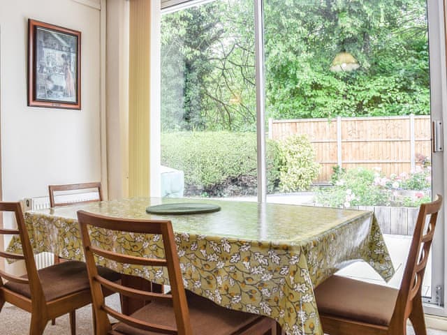 Dining room | Mona&rsquo;s Bungalow, Wellesbourne, near Stratford-Upon-Avon