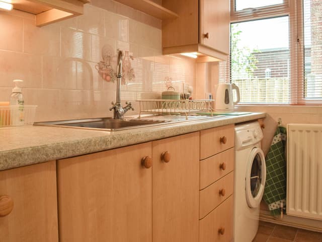Kitchen | Mona&rsquo;s Bungalow, Wellesbourne, near Stratford-Upon-Avon