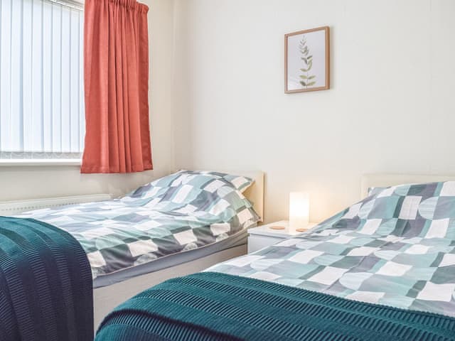 Twin bedroom | Mona&rsquo;s Bungalow, Wellesbourne, near Stratford-Upon-Avon