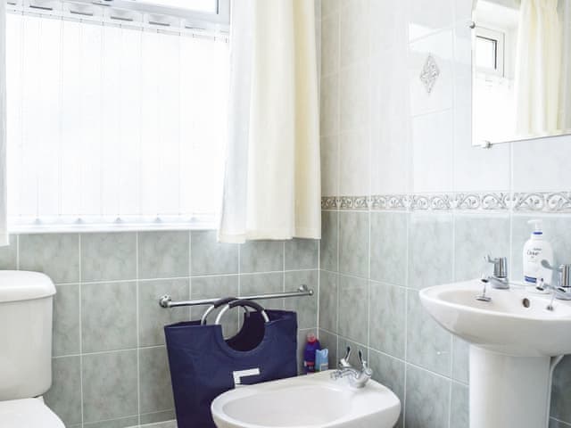 Bathroom | Mona&rsquo;s Bungalow, Wellesbourne, near Stratford-Upon-Avon