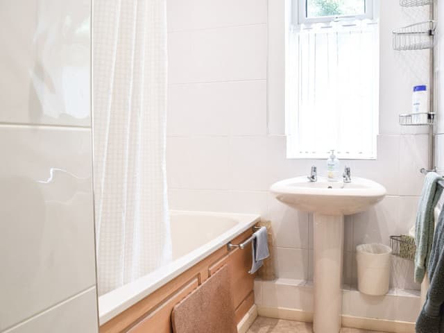 Bathroom | Mona&rsquo;s Bungalow, Wellesbourne, near Stratford-Upon-Avon