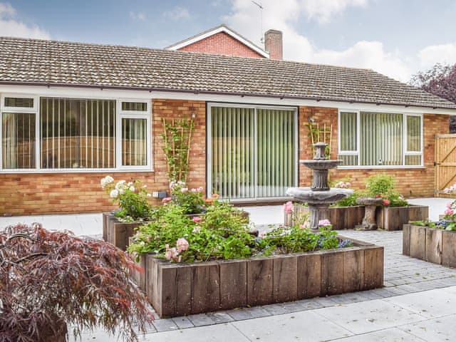 Exterior | Mona&rsquo;s Bungalow, Wellesbourne, near Stratford-Upon-Avon