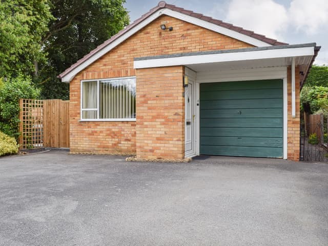 Driveway | Mona&rsquo;s Bungalow, Wellesbourne, near Stratford-Upon-Avon
