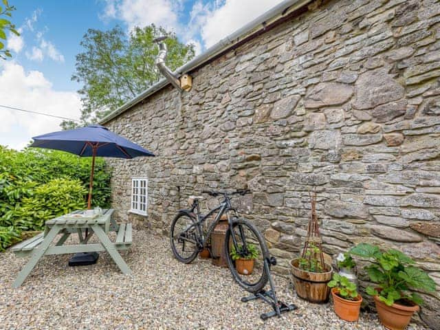 Outdoor eating area | The Old Milking Parlour, Asterton