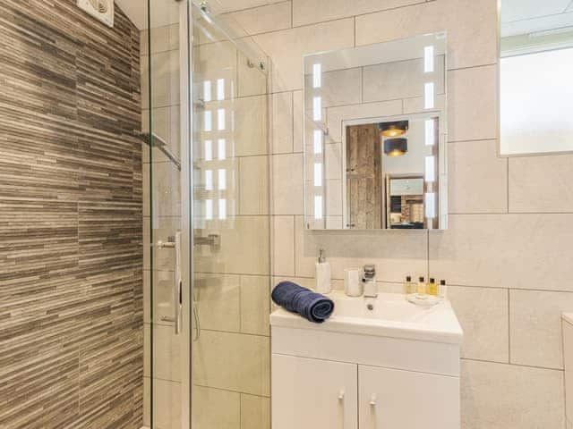 En-suite | Riverside Dairy - Carr View Farm, Thornhill, Hope Valley