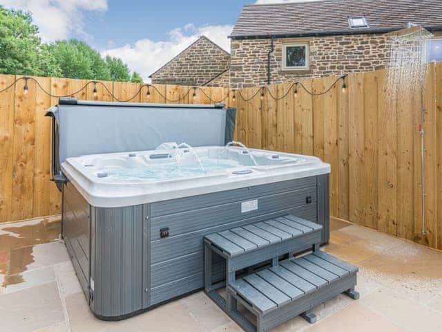 Hot tub | Riverside Dairy - Carr View Farm, Thornhill, Hope Valley