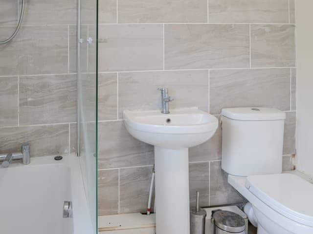 Bathroom | Dotterel Cottage - Dotterel Holiday Homes, Reighton