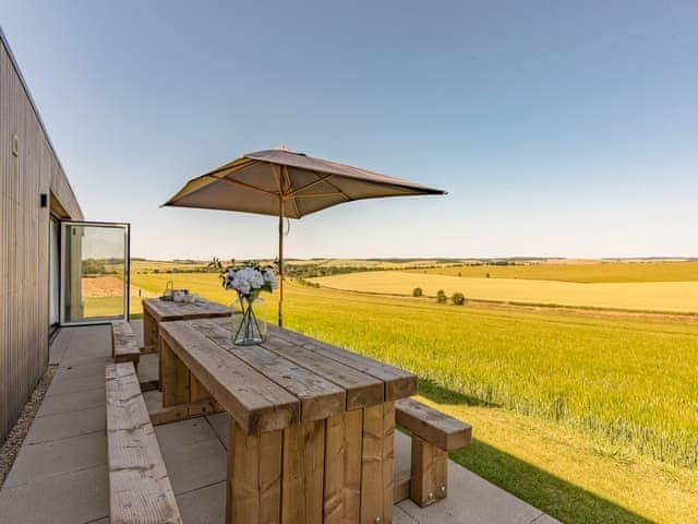 Outdoor area | Ilsley Farm Barns- The Downs - Ilsley Farm Barns, East Ilsley, near Newbury