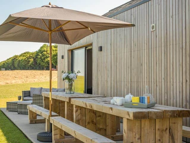 Outdoor area | Ilsley Farm Barns- The Downs - Ilsley Farm Barns, East Ilsley, near Newbury