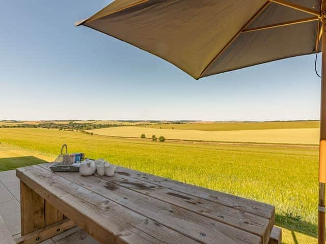 Outdoor area | Ilsley Farm Barns- The Downs - Ilsley Farm Barns, East Ilsley, near Newbury