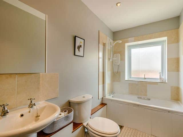 Bathroom | Courtyard Cottage - Middle Bank Top Farm Cottages, Lumb