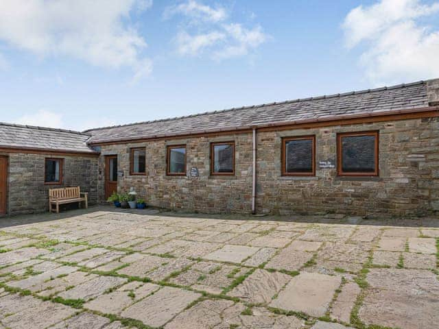 Parking | Courtyard Cottage - Middle Bank Top Farm Cottages, Lumb