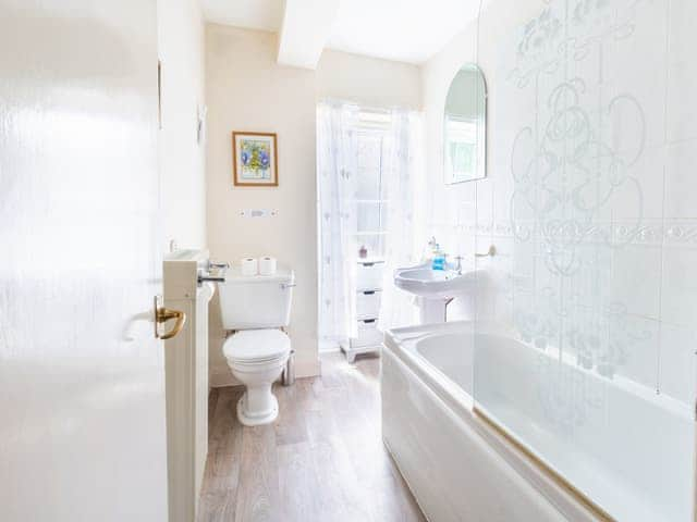 Bathroom | Waters Edge Apartment, West Burton, near Aysgarth