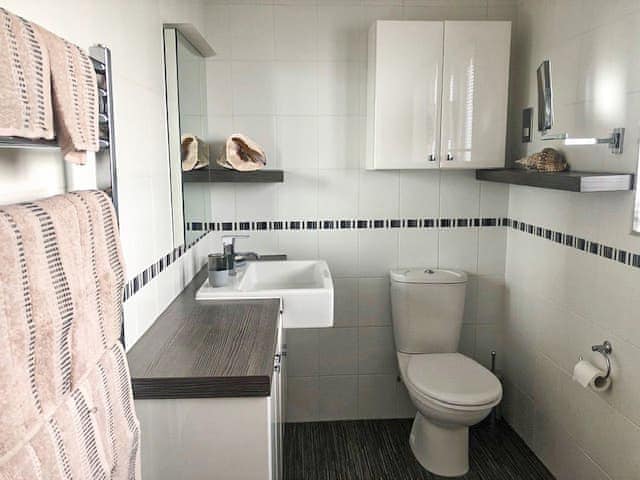 Bathroom | The Gatehouse - Barton Manor, Pagham