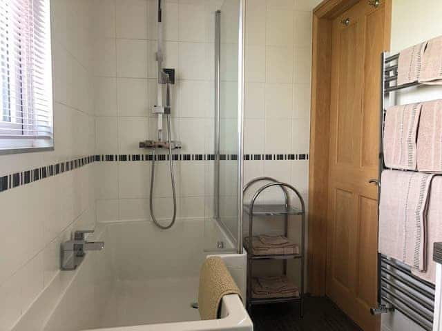 Bathroom | The Gatehouse - Barton Manor, Pagham