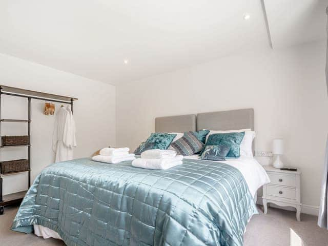 Super kingsize bedroom with zip and link bed | Pennyard House, Banwell