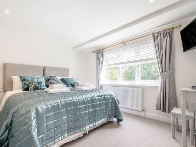 Super kingsize bedroom with zip and link bed | Pennyard House, Banwell