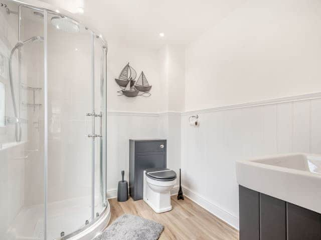 En-suite to kingsize bedroom | Pennyard House, Banwell