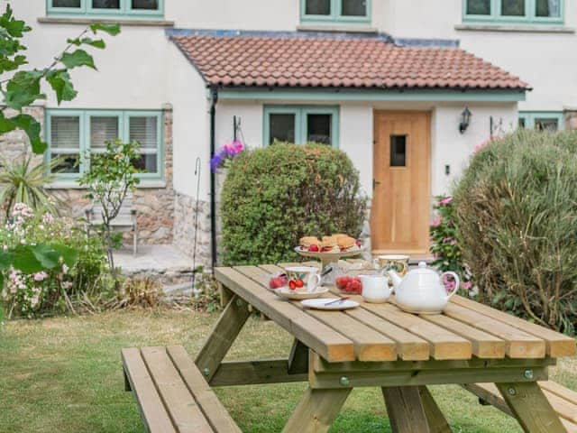 Sitting-out-area | Pennyard House, Banwell